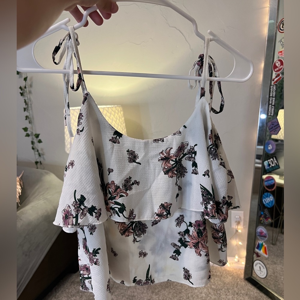 White floral ruffle top. size Xs. Adjustable straps. never worn!!